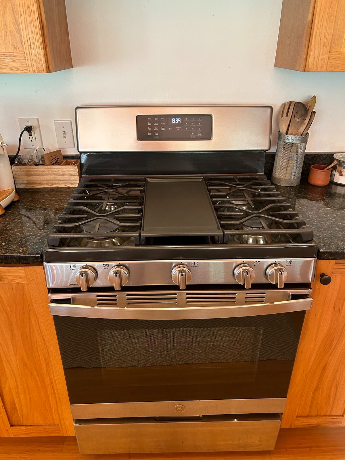 The convection oven accommodates 3/4-sheetpans; the stovetop has four burners and a griddle